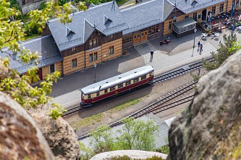 Blick vom Berg Oybin auf dem Schmalspurbahnhof
