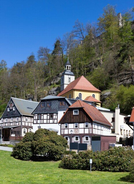 Oybin Umgebindehaeuser mit Bergkirche